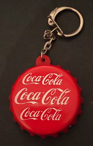 93305-1 € 1,50 coca cola sleutelhanger in vorm van dop.jpeg